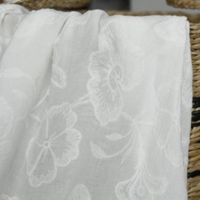 tissu brodé fleurs blanc