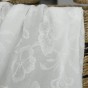 tissu brodé fleurs blanc