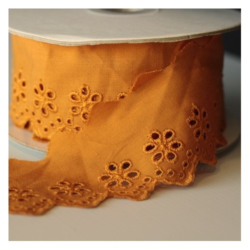 Galon broderie anglaise fleurs 50 mm - moutarde