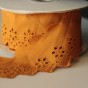 Galon broderie anglaise fleurs 50 mm - - moutarde