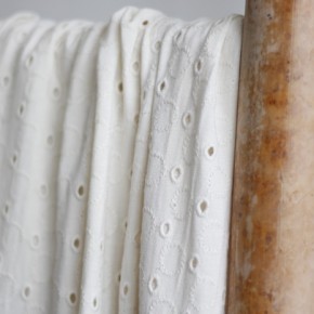 tissu en jersey de viscose brodé - un chat sur un fil