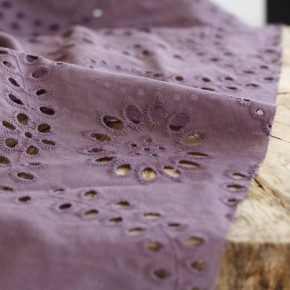 broderie anglaise violine - un chat sur un fil