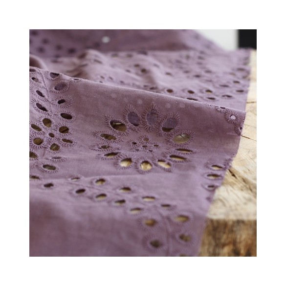broderie anglaise violine - un chat sur un fil