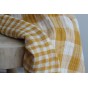 double gaze carreaux jaune et blanc - un chat sur un fil