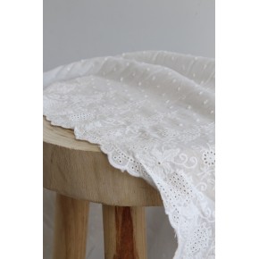 tissu fin coton plumetis brodé - blanc cassé