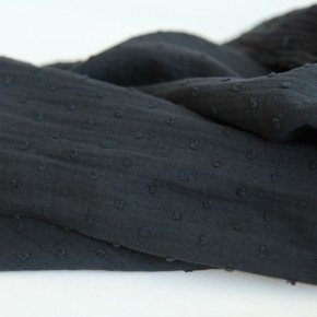 coton plumetis noir - un chat sur un fil