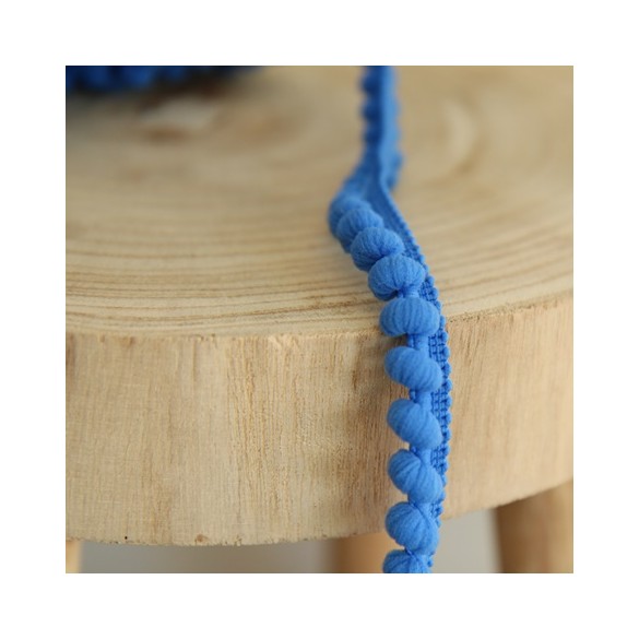 galon pompons bleu - un chat sur un fil