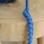 galon pompons bleu - un chat sur un fil