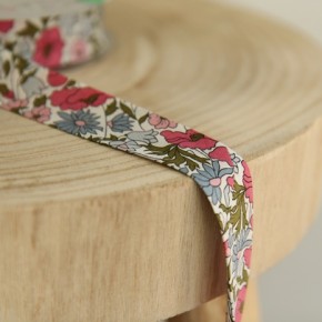 biais liberty poppy and daisy - un chat sur un fil