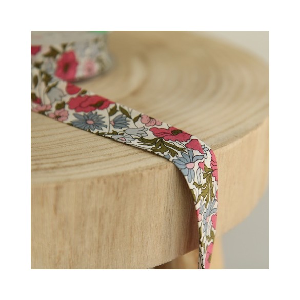 biais liberty poppy and daisy - un chat sur un fil