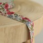 biais liberty poppy and daisy - un chat sur un fil