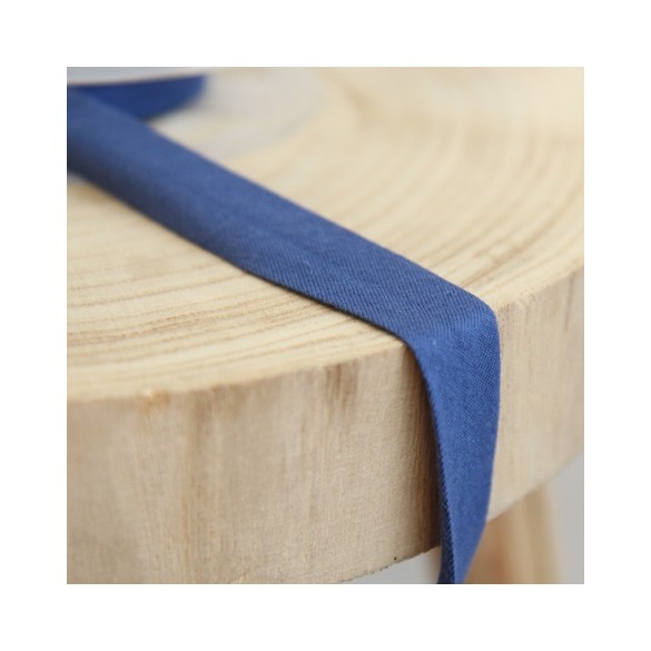 biais en jersey bleu - un chat sur un fil