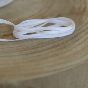 ruban fin blanc - un chat sur un fil