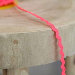 serpentine rose fluo - un chat sur un fil