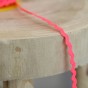 serpentine rose fluo - un chat sur un fil