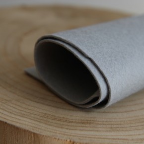 feutrine gris souris - un chat sur un fil