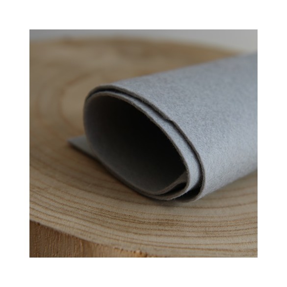 feutrine gris souris - un chat sur un fil