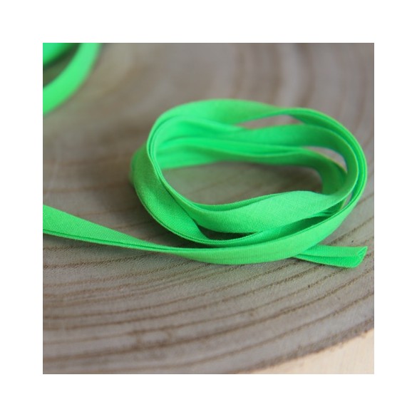 BIAIS vert fluo - un chat sur un fil