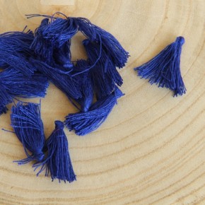 mini pompon bleu - un chat sur un fil