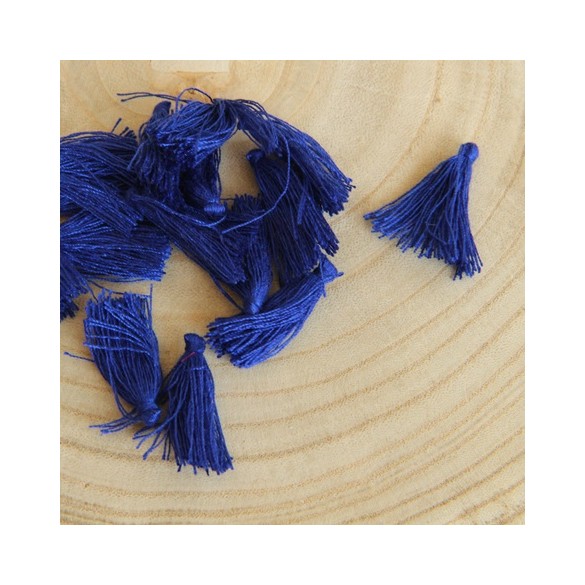mini pompon bleu - un chat sur un fil