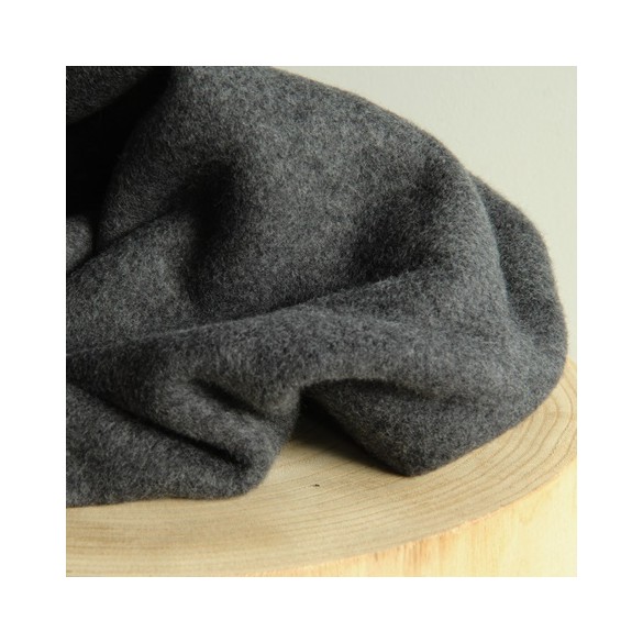 polaire grise anthracite - un chat sur un fil