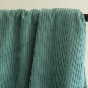 velours vert - un chat sur un fil
