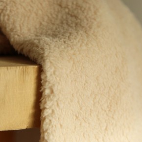 sherpa beige - un chat sur un fil