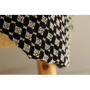 joli tissu brodé noir et écru