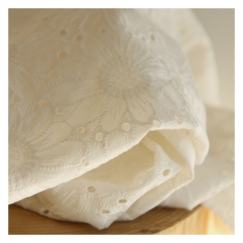 tissu en broderie anglaise - un chat sur un fil tissu en broderie anglaise - un chat sur un fil