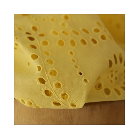 tissu en broderie anglaise - jaune