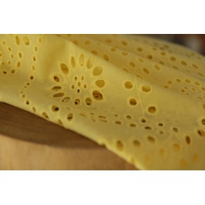 joli coton brodé jaune pâle