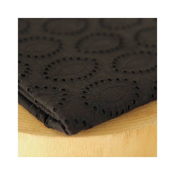 broderie anglaise noire