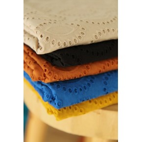 collection de tissus en broderie anglaise
