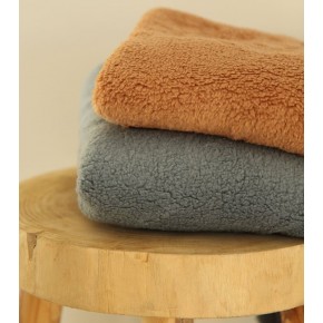 tissu sherpa - un chat sur un fil