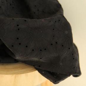 broderie anglaise noire - fleurs