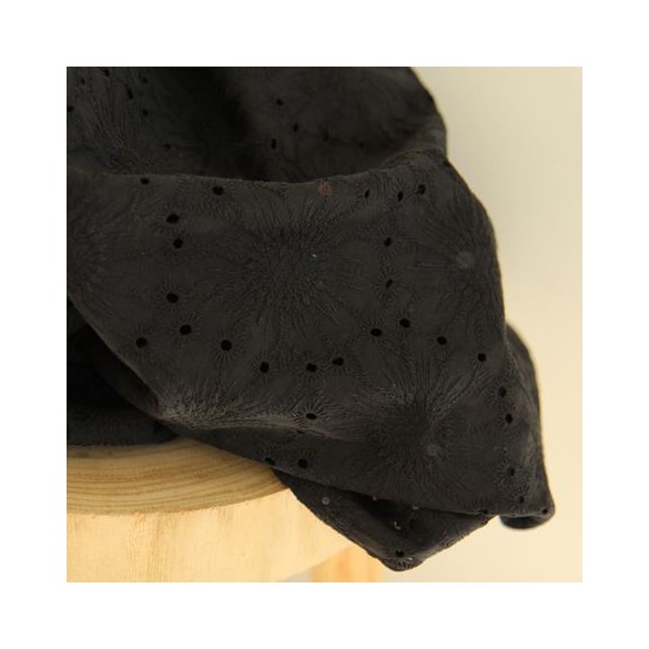 broderie anglaise noire - fleurs