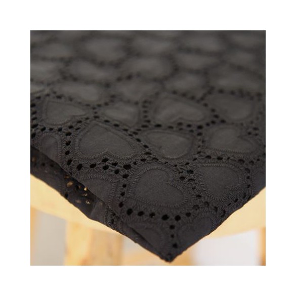 broderie anglaise coeur noir - un chat sur un fil