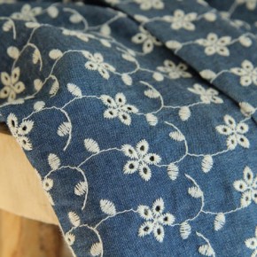 tissu denim brodé - un chat sur un fil