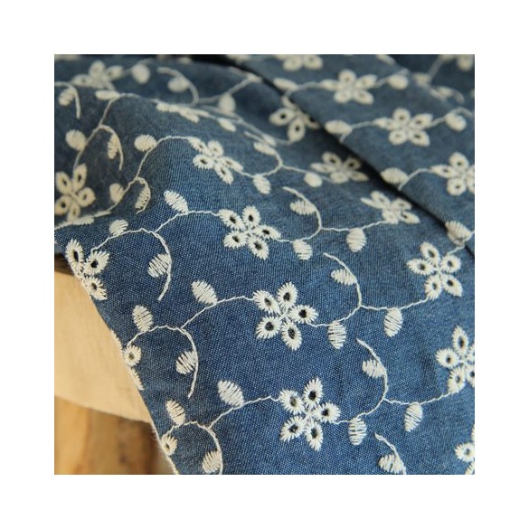 tissu denim brodé - un chat sur un fil