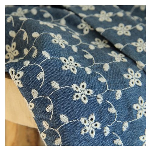 tissu denim brodé - un chat sur un fil tissu denim brodé - un chat sur un fil