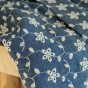 tissu denim brodé - un chat sur un fil
