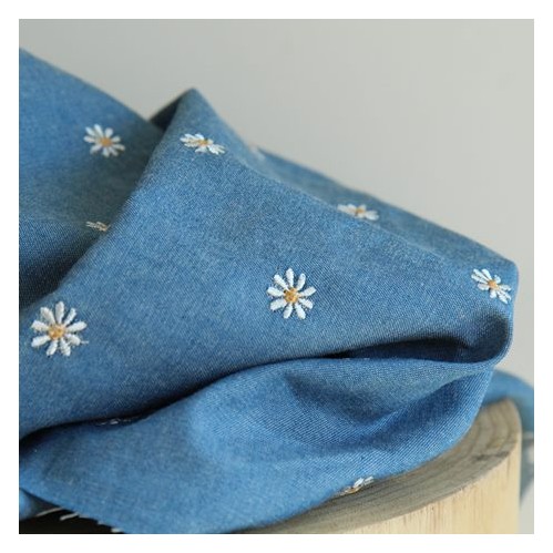 tissu denim bleu brodé de pâquerettes tissu denim bleu brodé de pâquerettes