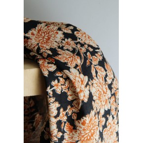 joli tissu en lin sur fonc noir - fleurs orange et beige