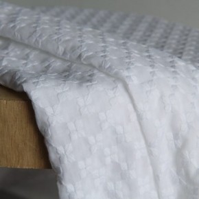 tissu broderie anglaise - un chat sur un fil