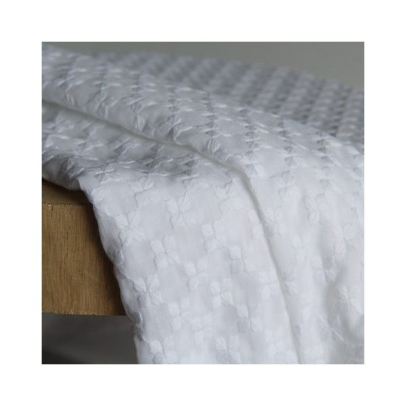 tissu broderie anglaise - un chat sur un fil