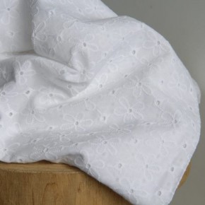 tissu broderie anglaise - un chat sur un fil