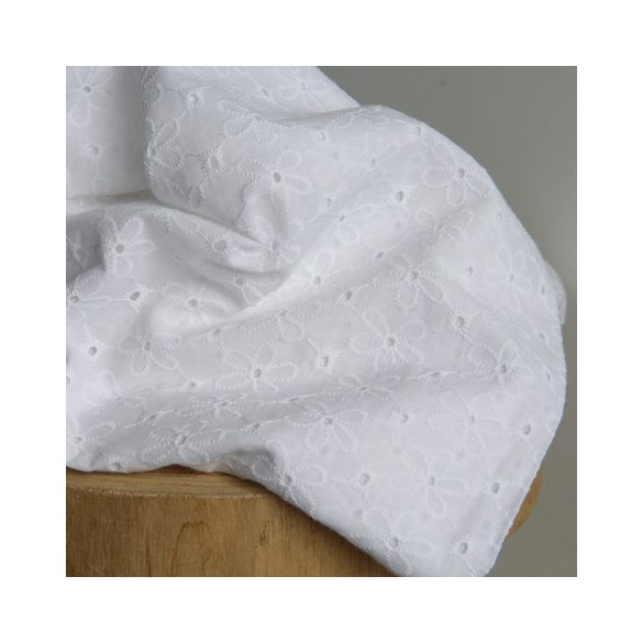 tissu broderie anglaise - un chat sur un fil