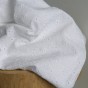 tissu broderie anglaise - un chat sur un fil