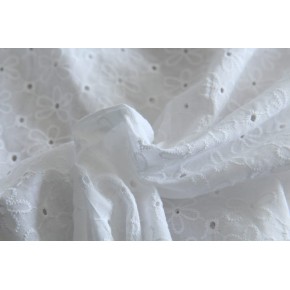 jolie broderie anglaise blanche
