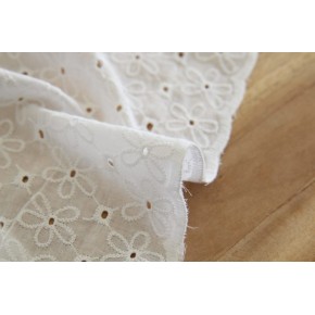 tissu brodé - blanc